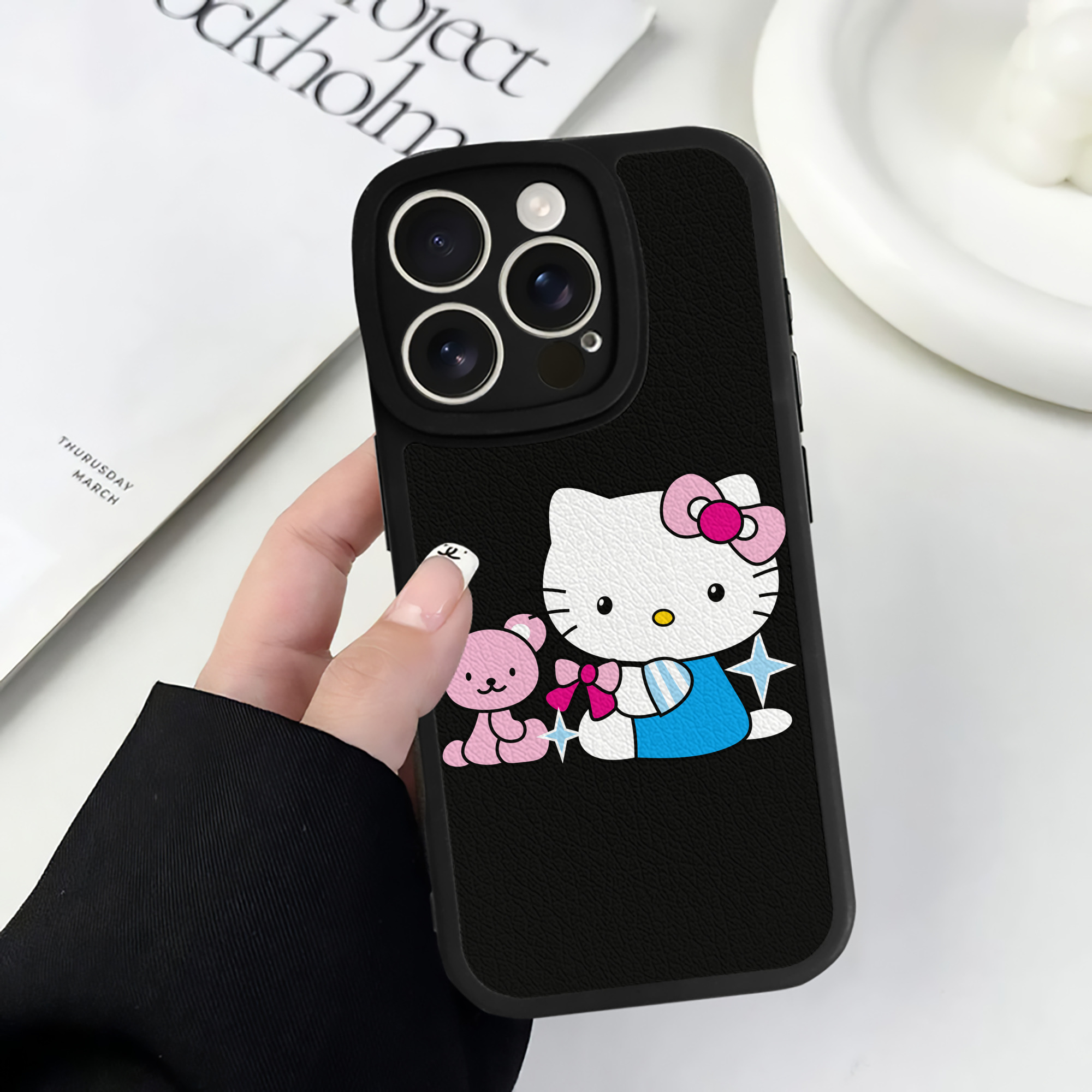 （画像用） Hello Kitty ハローキティ 【iPhone 16シリーズ対応】シリコンスマホケース（レザー調） 材質：シリコン